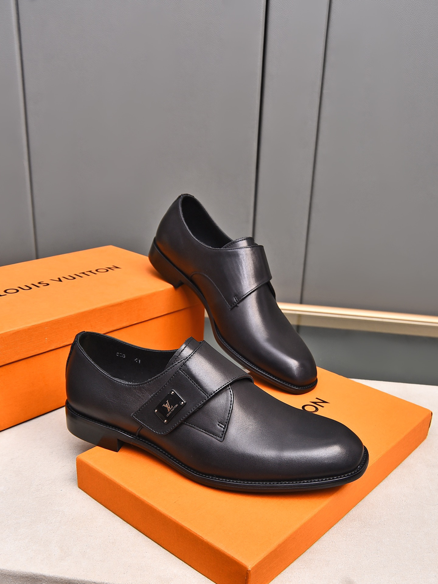 LV men's leather shoes-11