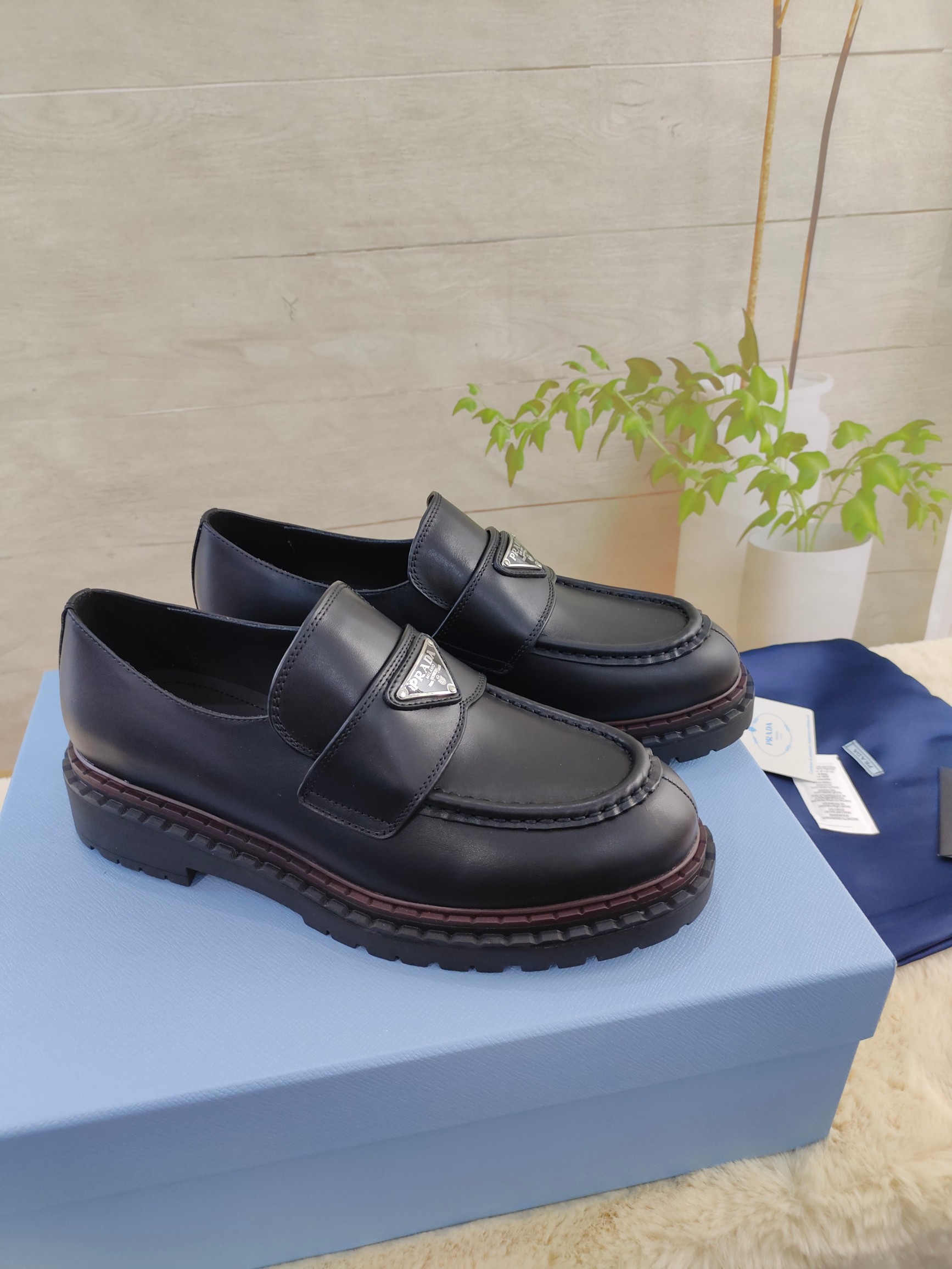 Prada women's leather shoes-39