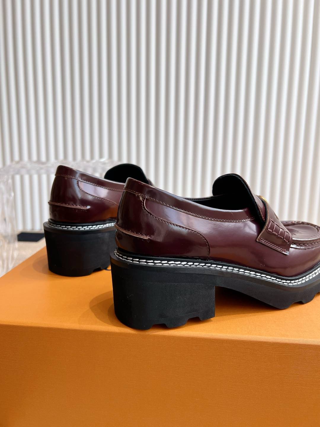 LV women's leather shoes-13