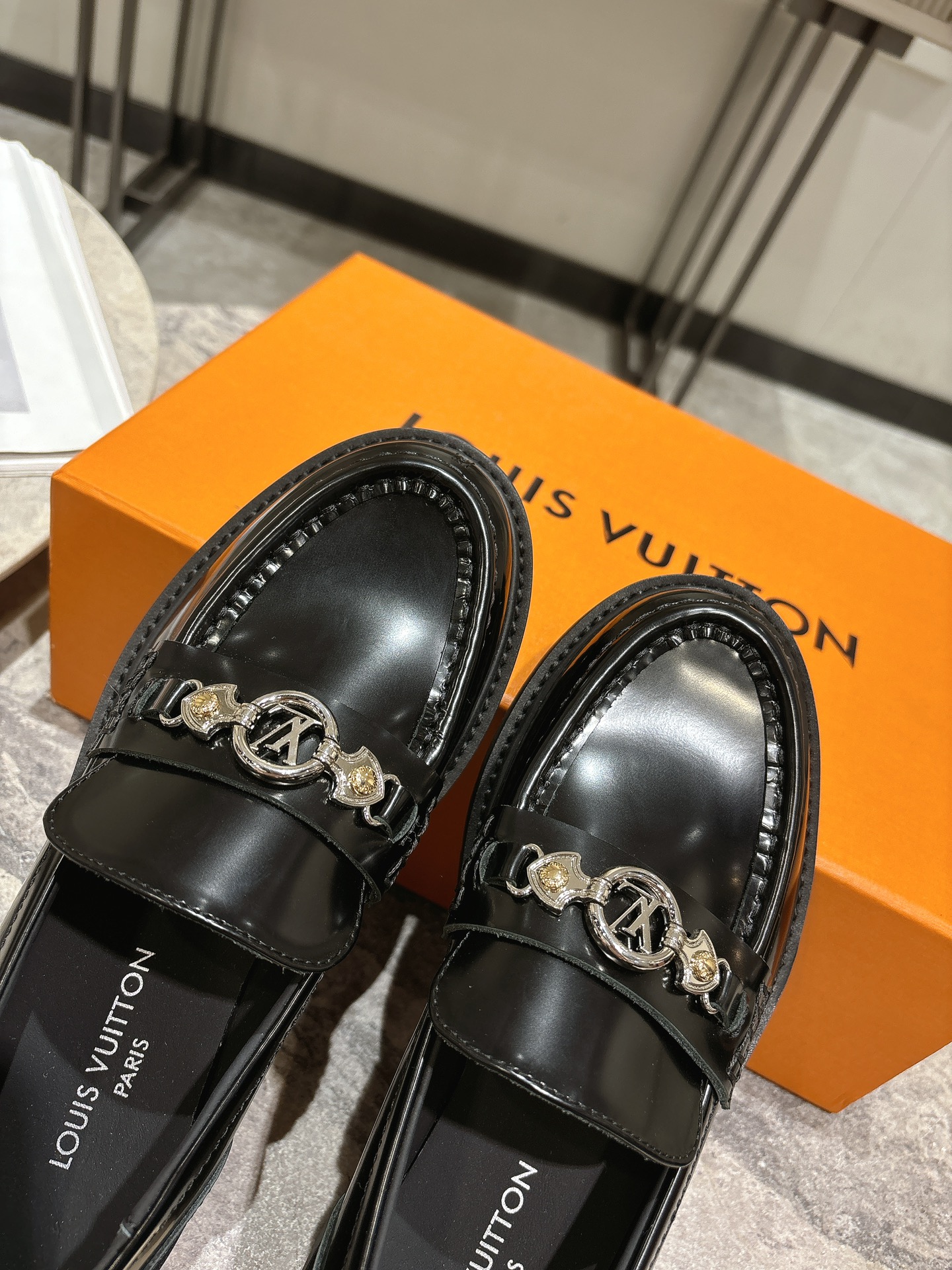 LV women's leather shoes-3