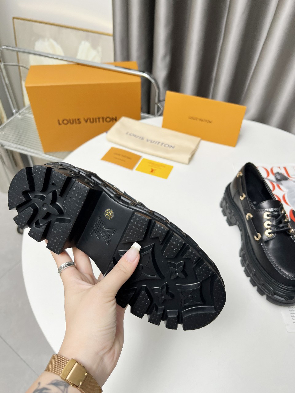 LV women's leather shoes-21