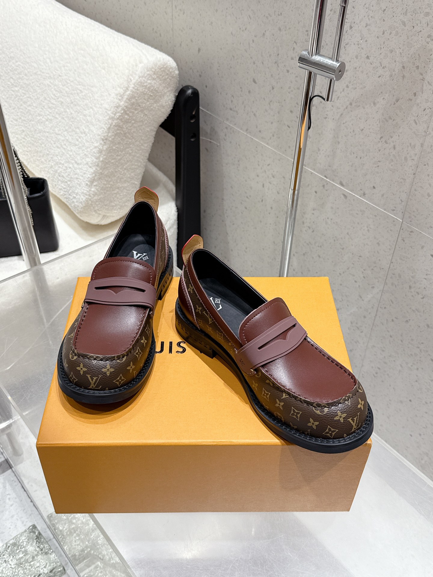 LV women's leather shoes-43