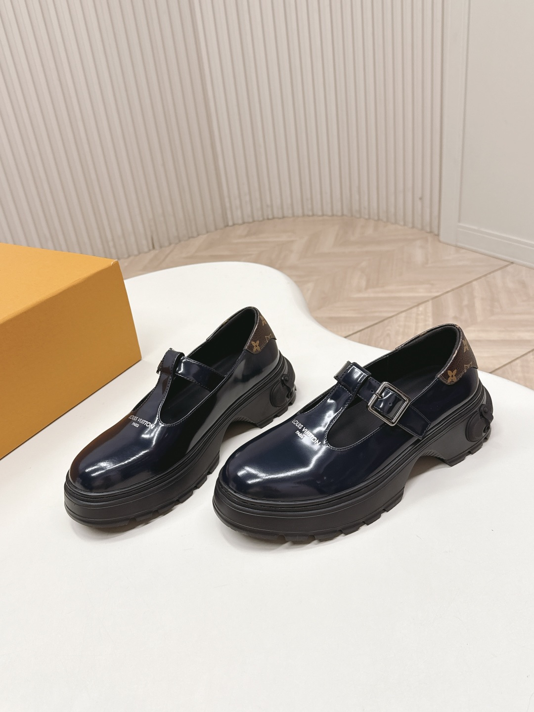 LV women's leather shoes-5