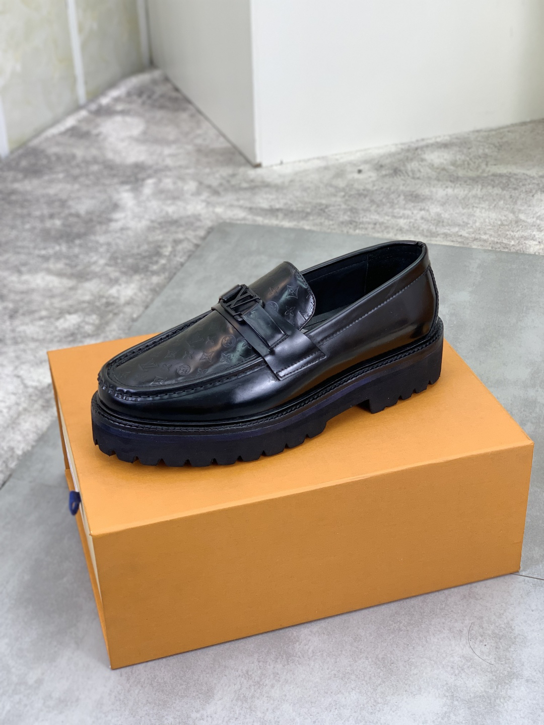 LV men's leather shoes-18