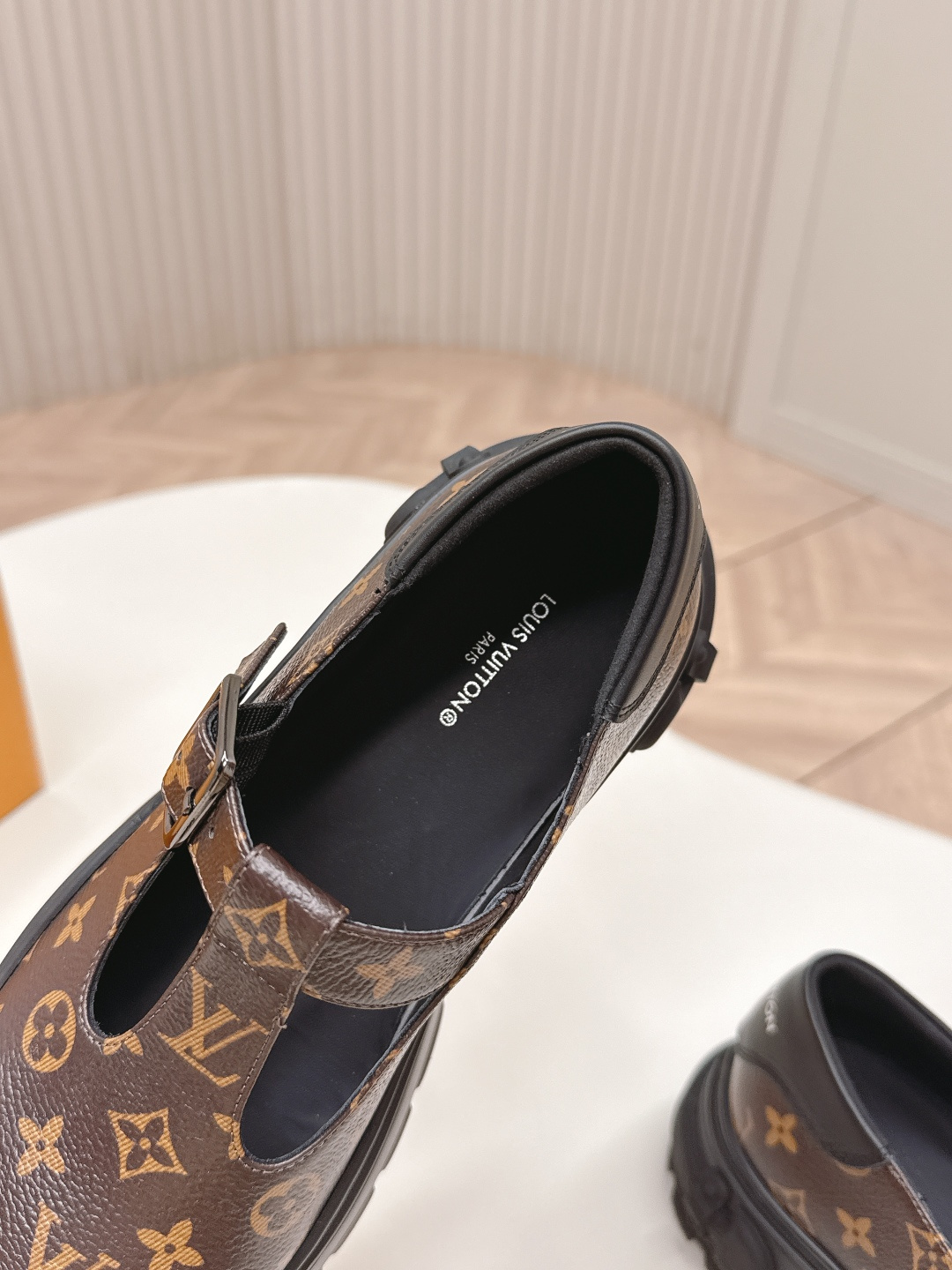 LV women's leather shoes-8