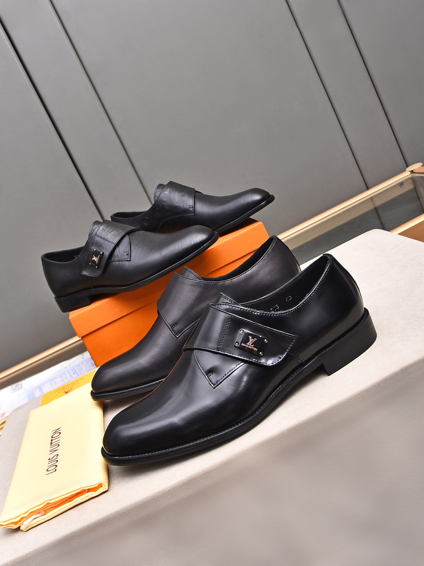 LV men's leather shoes-12