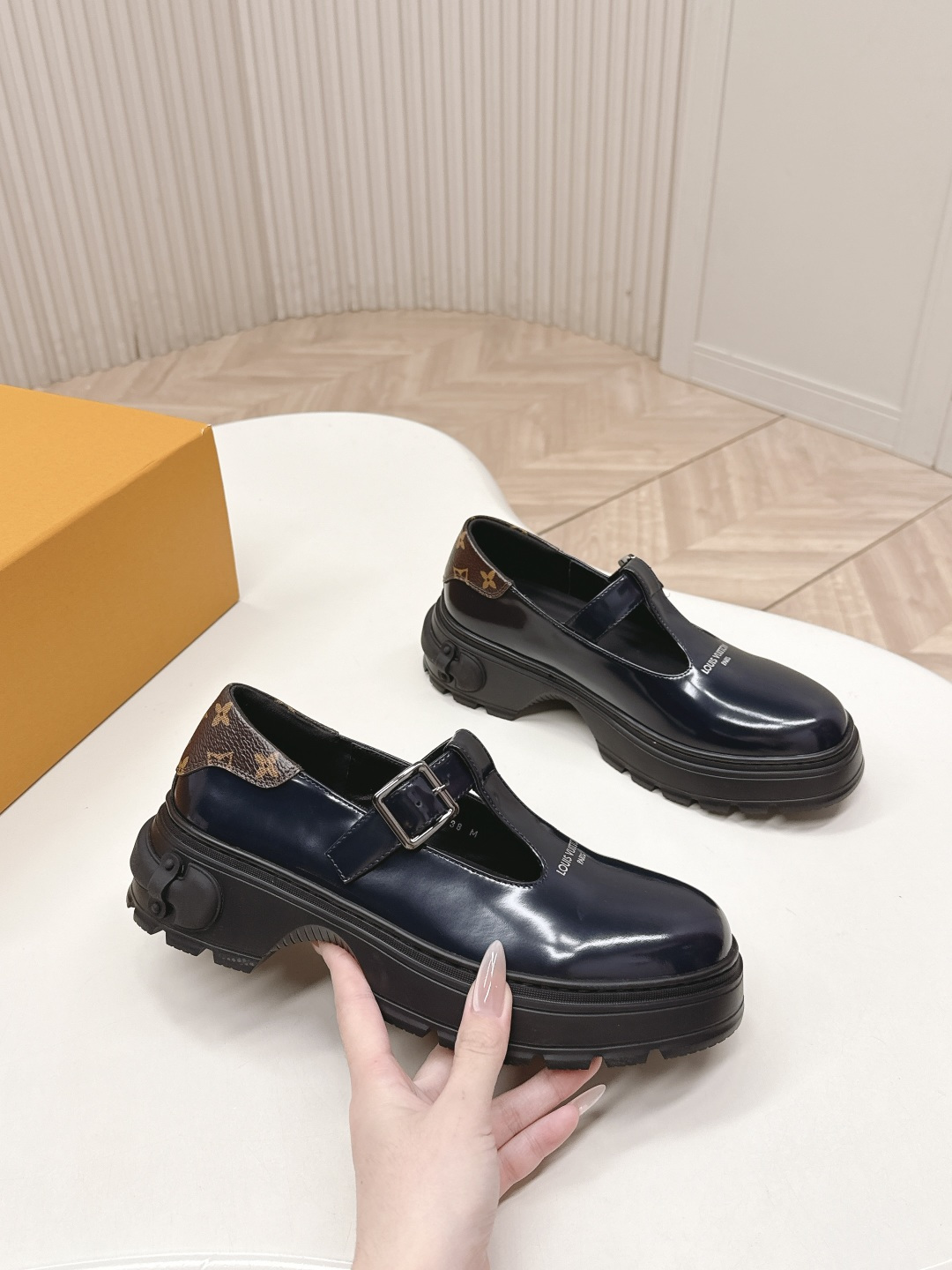 LV women's leather shoes-5