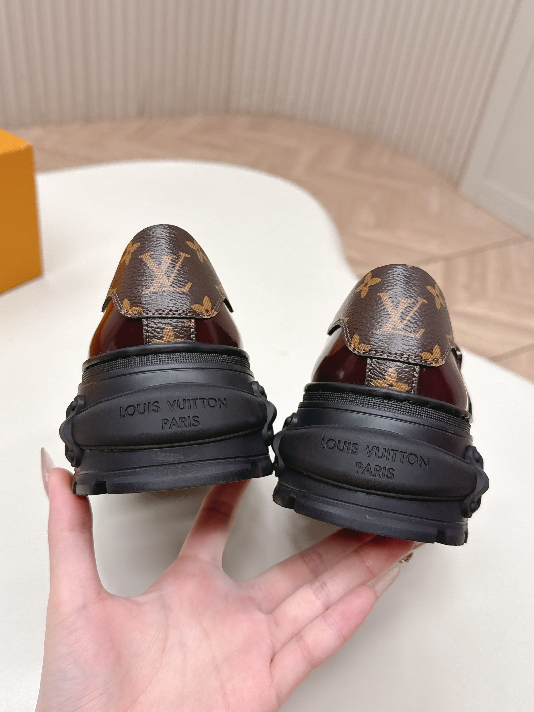 LV women's leather shoes-7