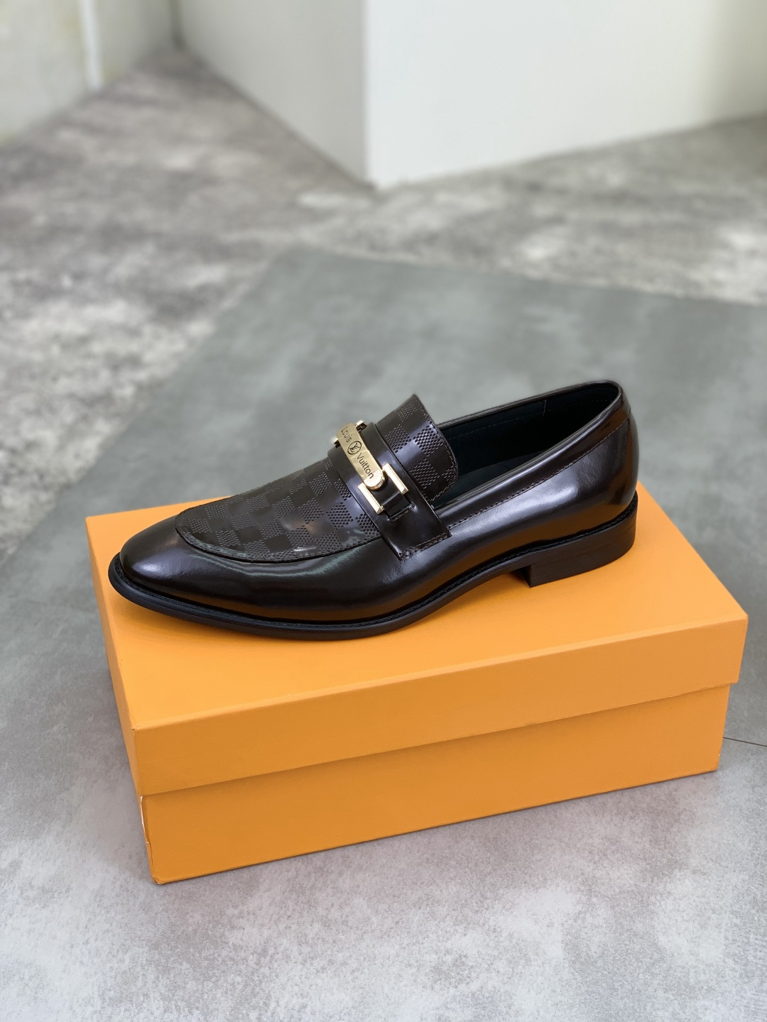 LV men's leather shoes-19