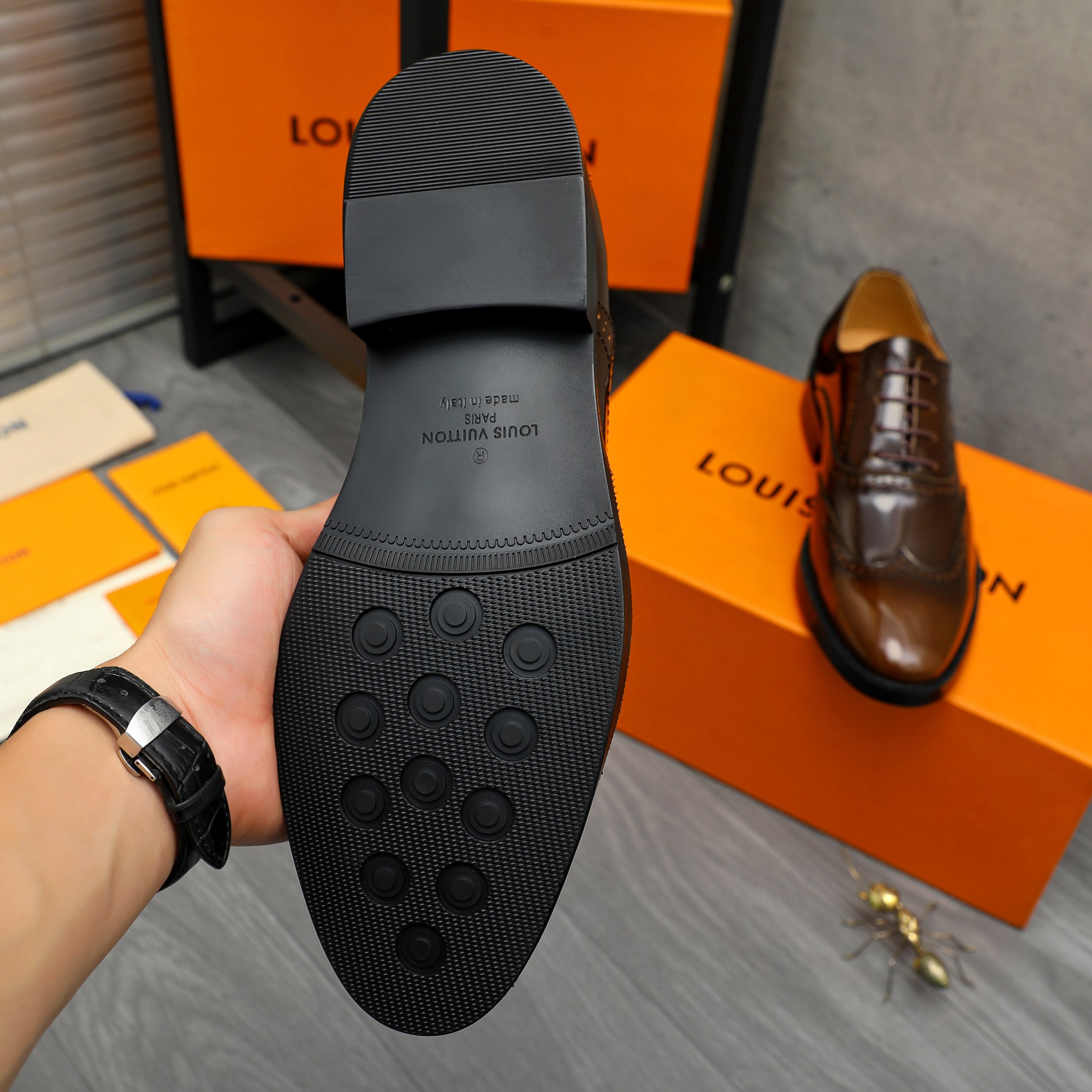 LV men's leather shoes-2