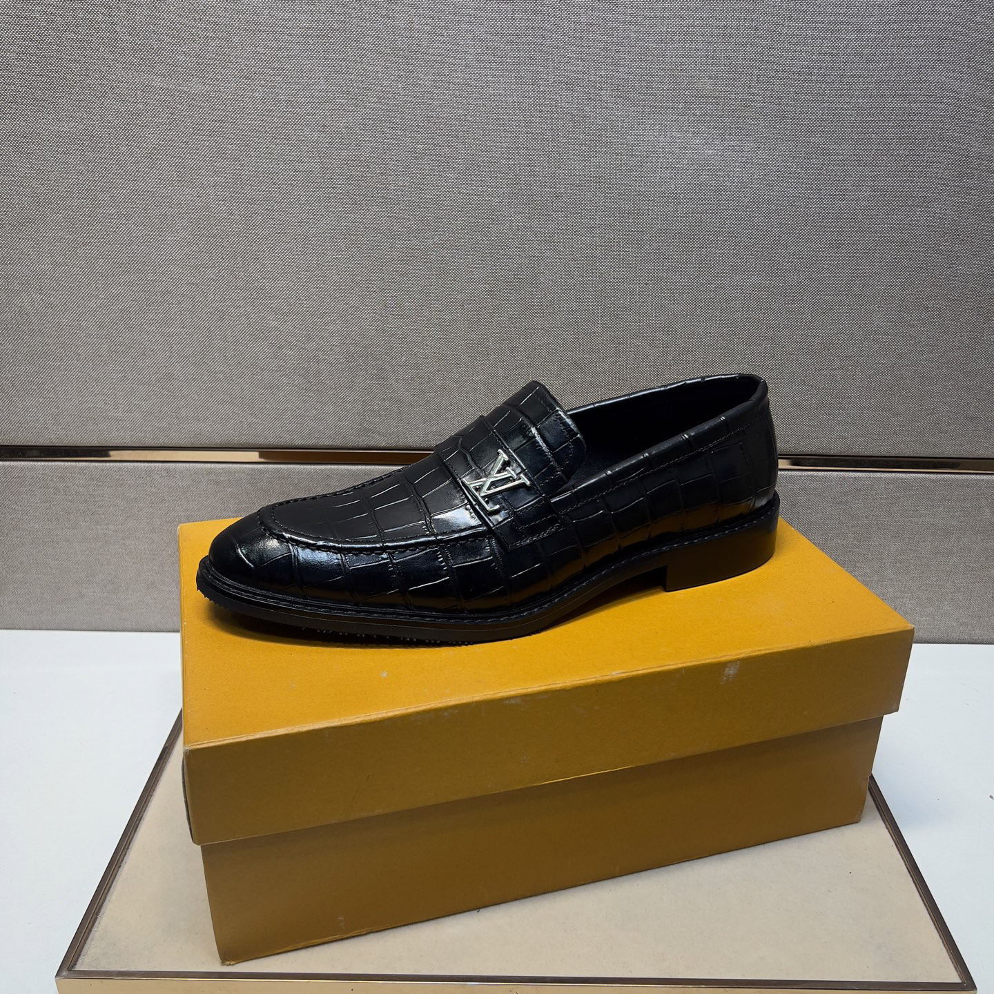 LV men's leather shoes-35