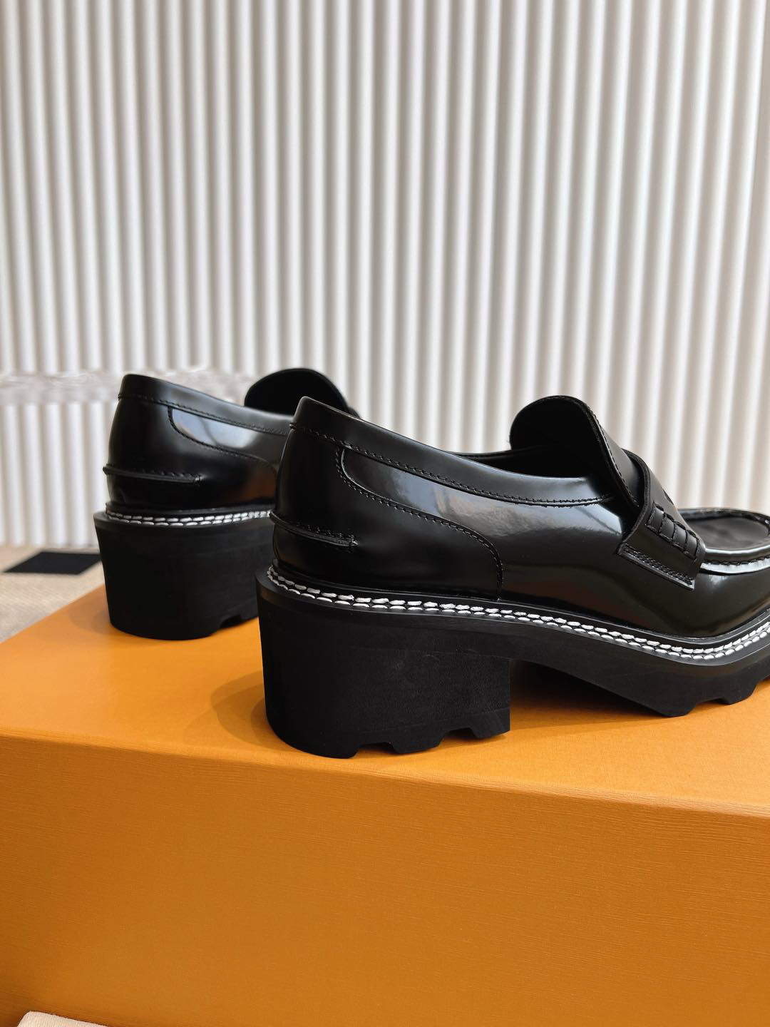 LV women's leather shoes-4