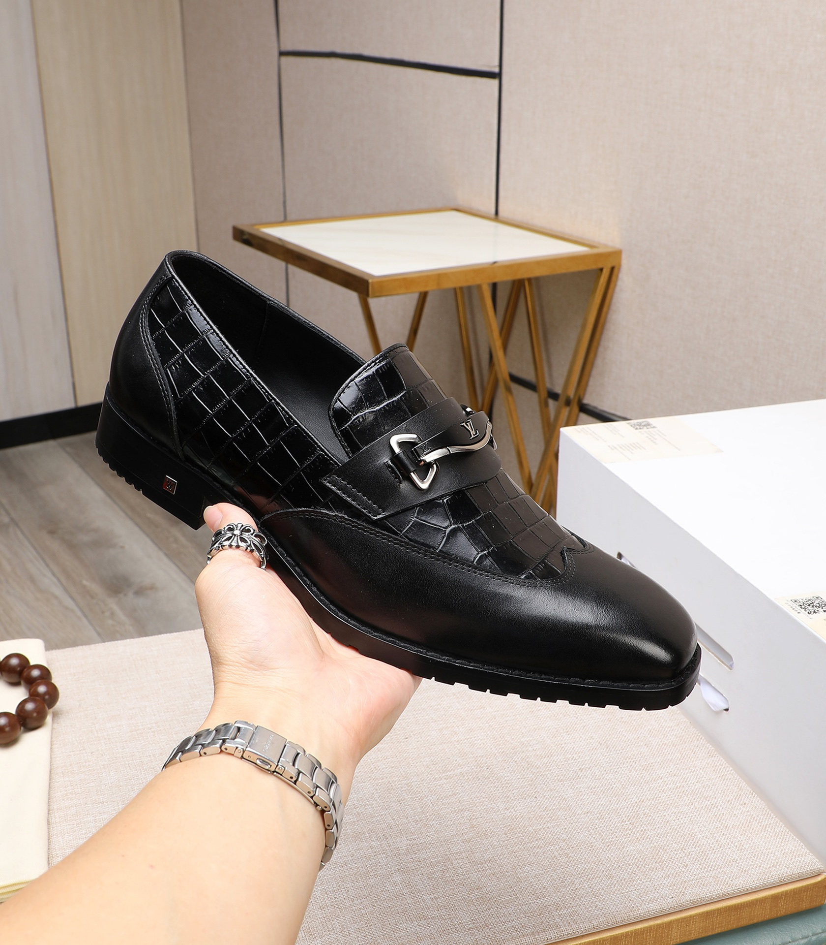 LV men's leather shoes-31