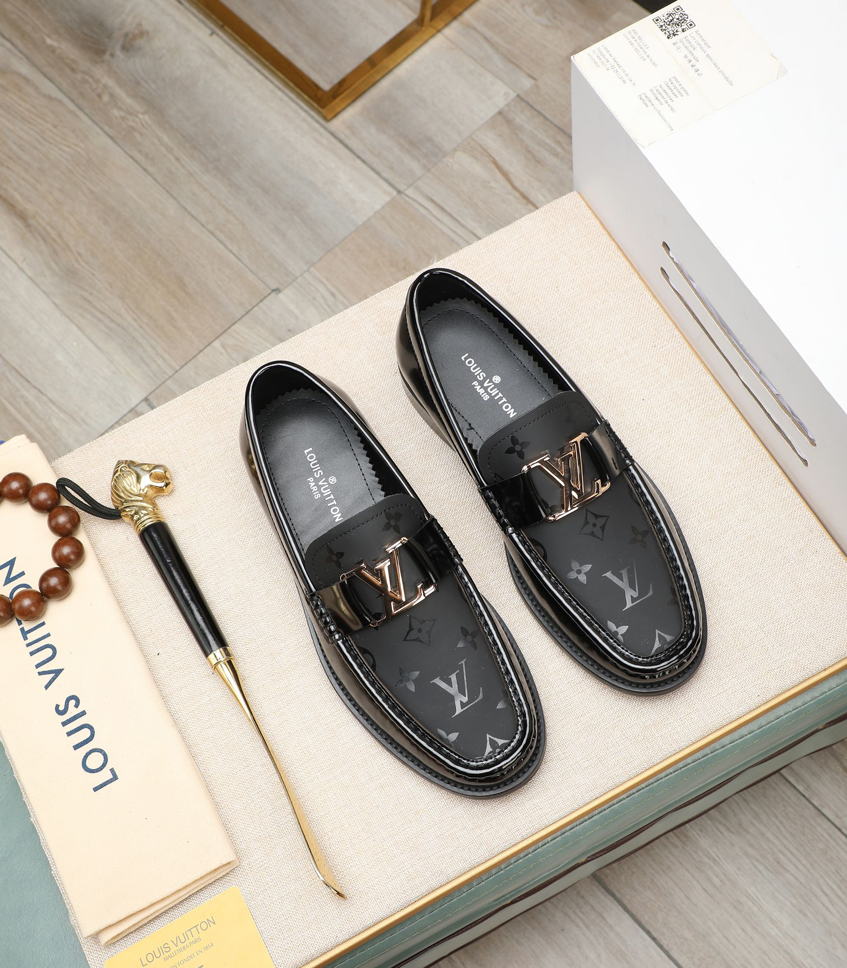 LV men's leather shoes-25