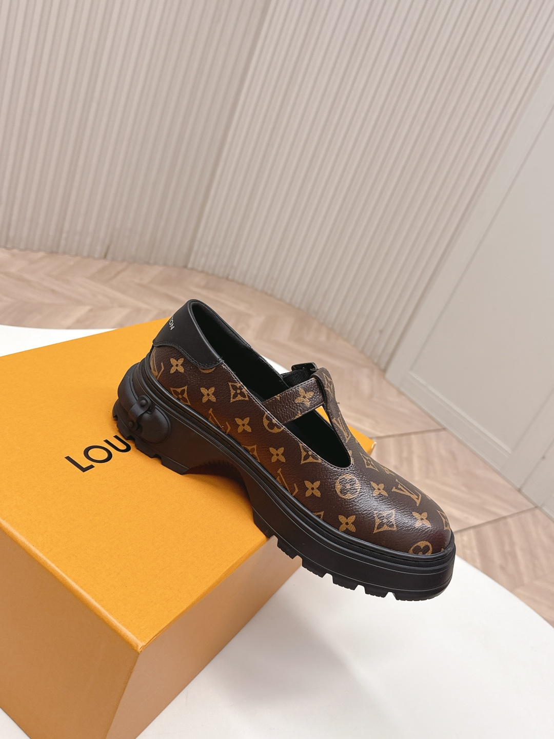 LV women's leather shoes-8