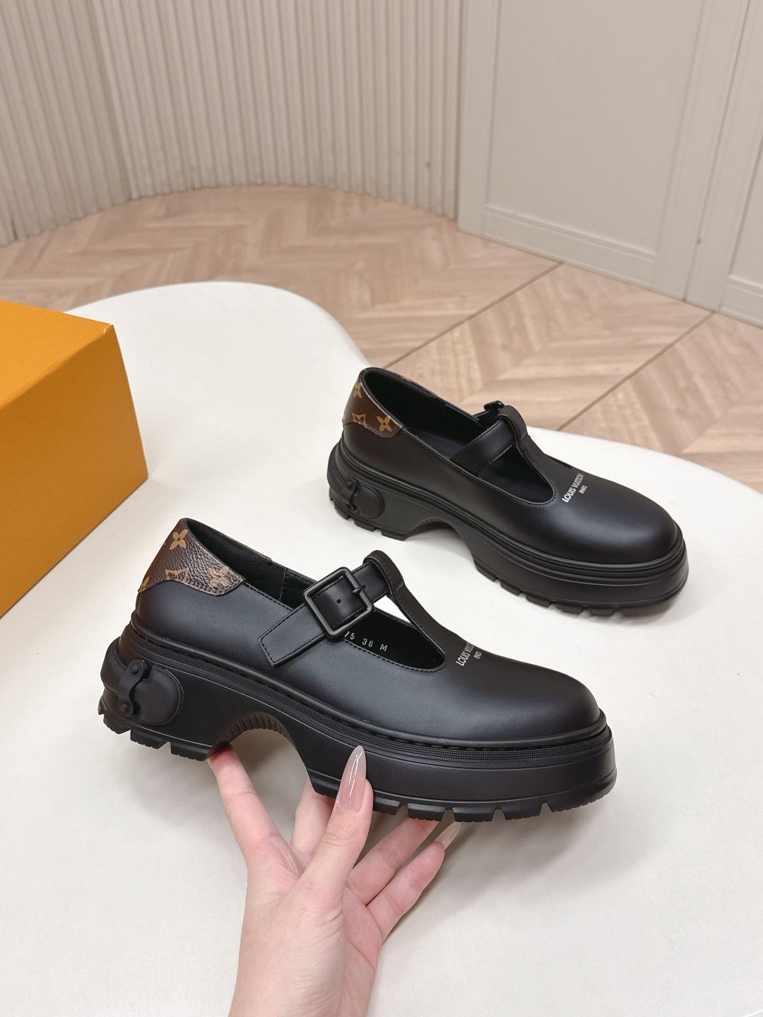 LV women's leather shoes-6