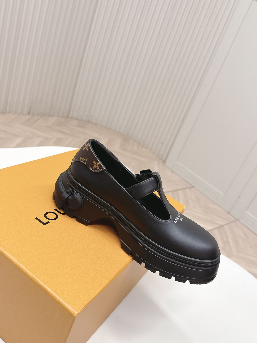 LV women's leather shoes-6