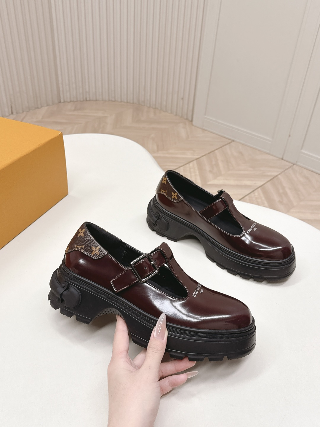 LV women's leather shoes-7