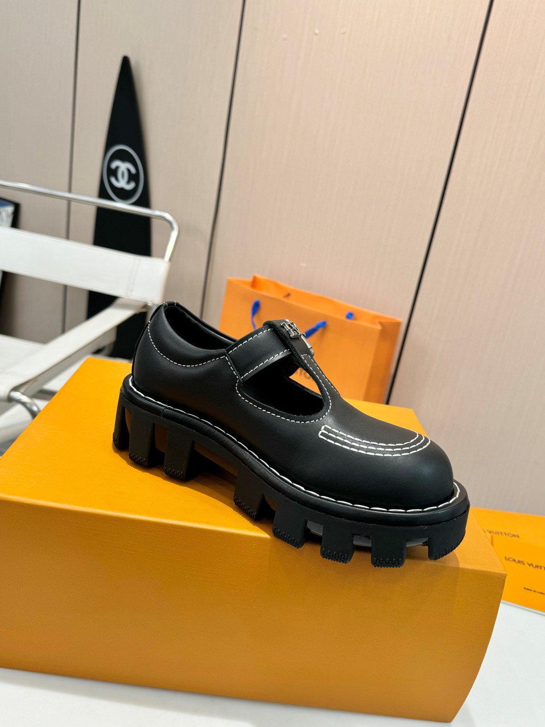 LV women's leather shoes-15