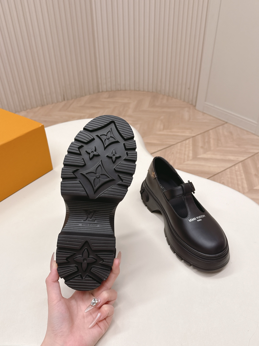 LV women's leather shoes-6