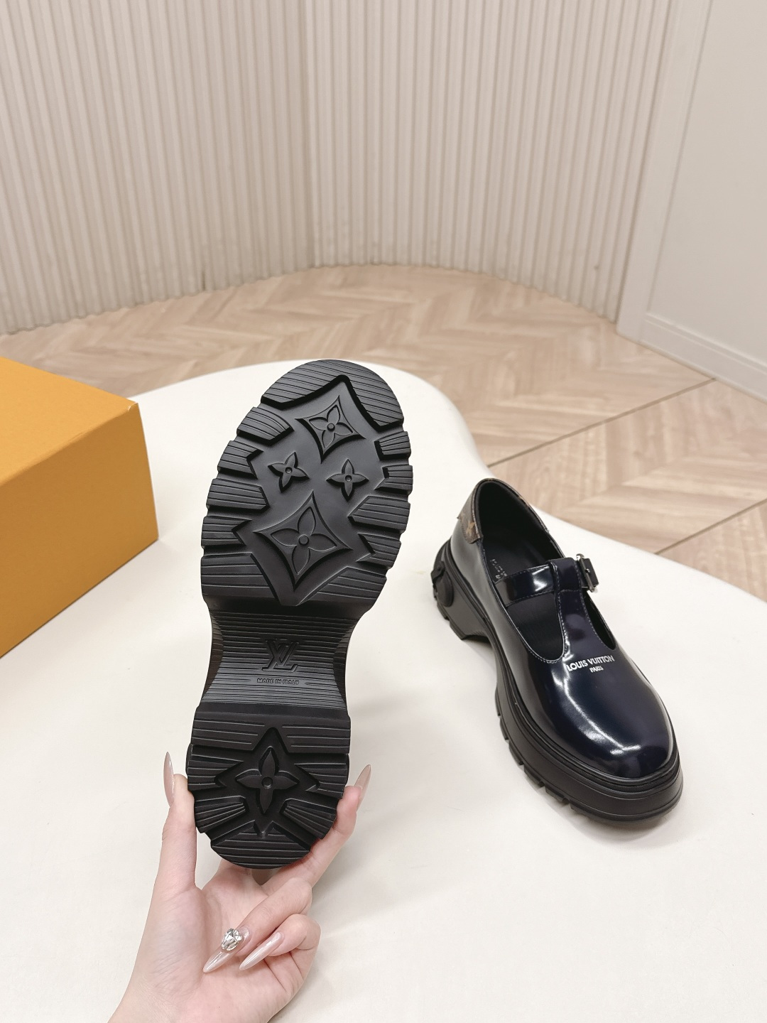 LV women's leather shoes-5