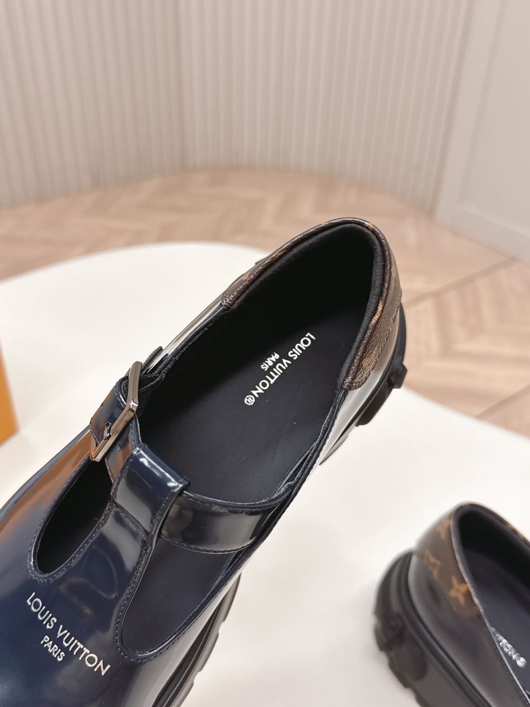 LV women's leather shoes-5