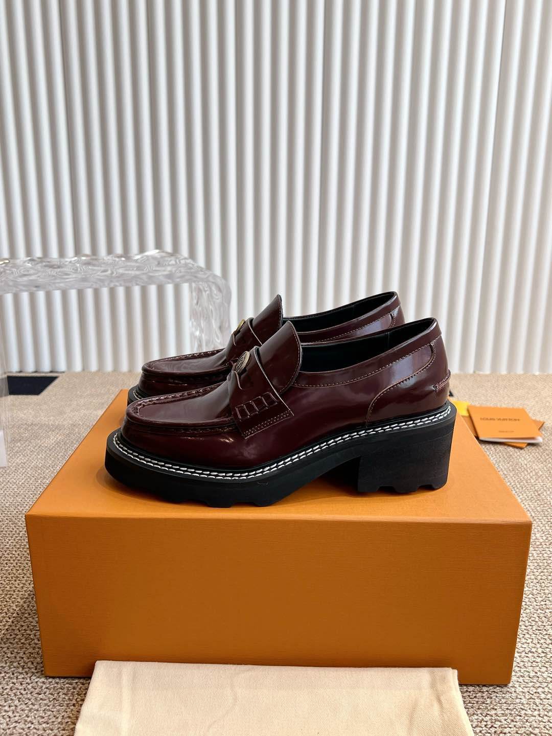 LV women's leather shoes-22