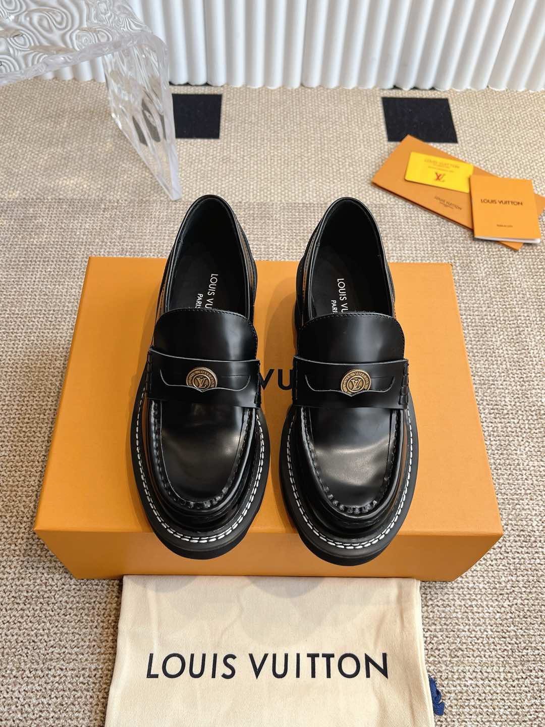 LV women's leather shoes-4