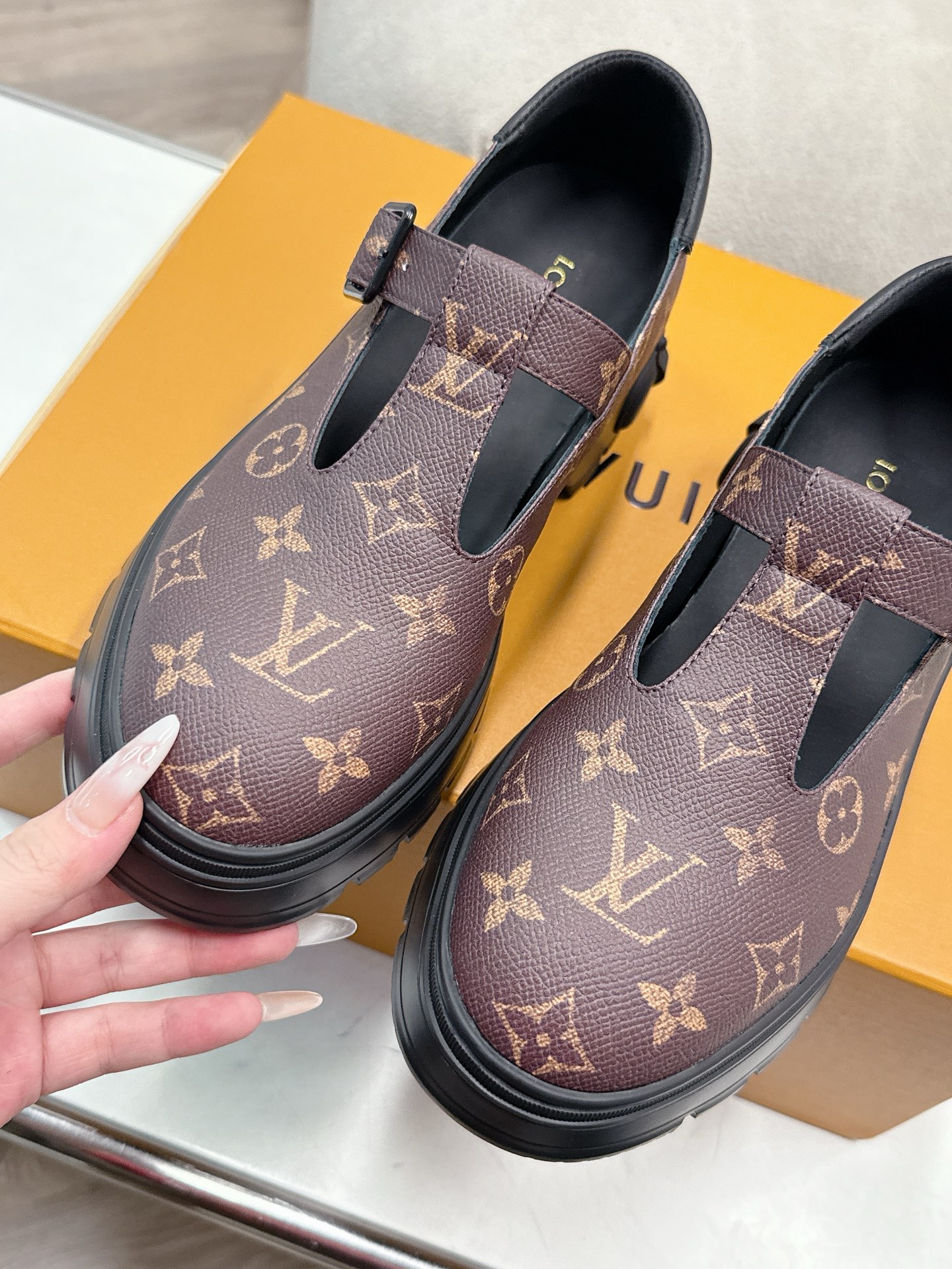 LV women's leather shoes-42