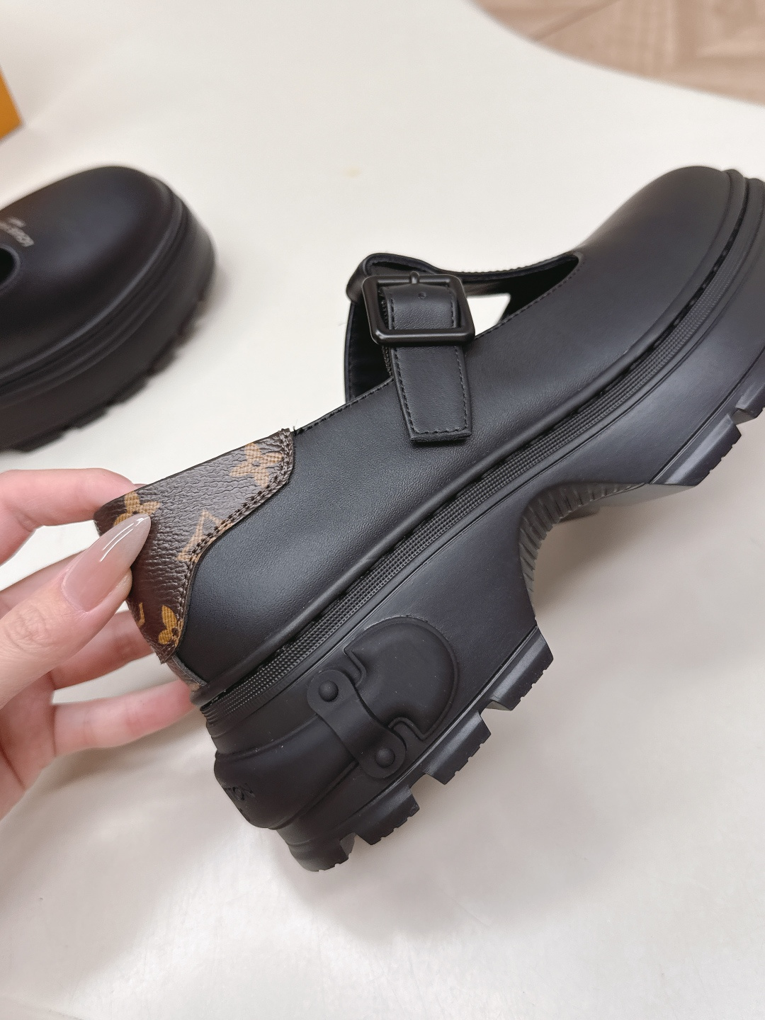 LV women's leather shoes-6