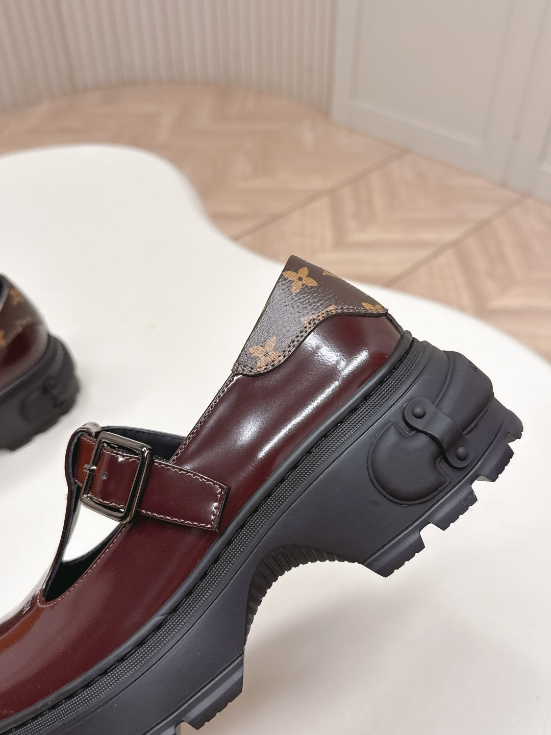 LV women's leather shoes-7