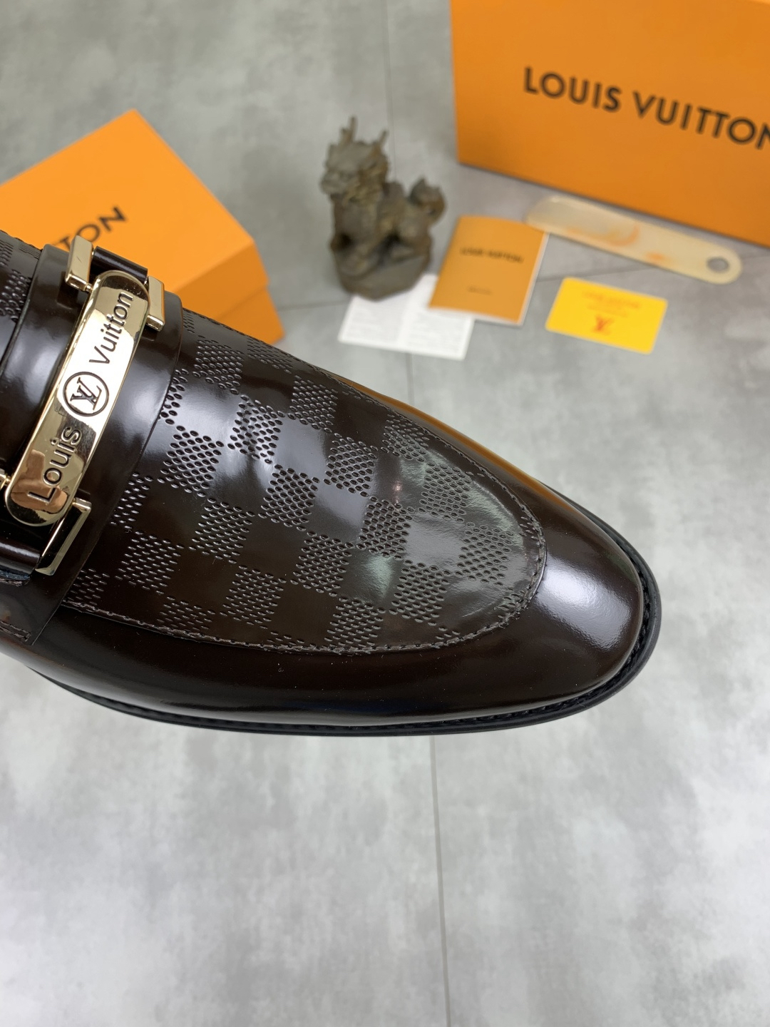 LV men's leather shoes-19