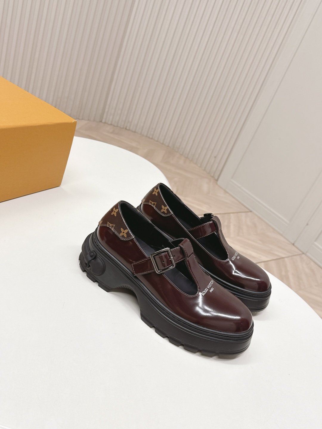 LV women's leather shoes-7