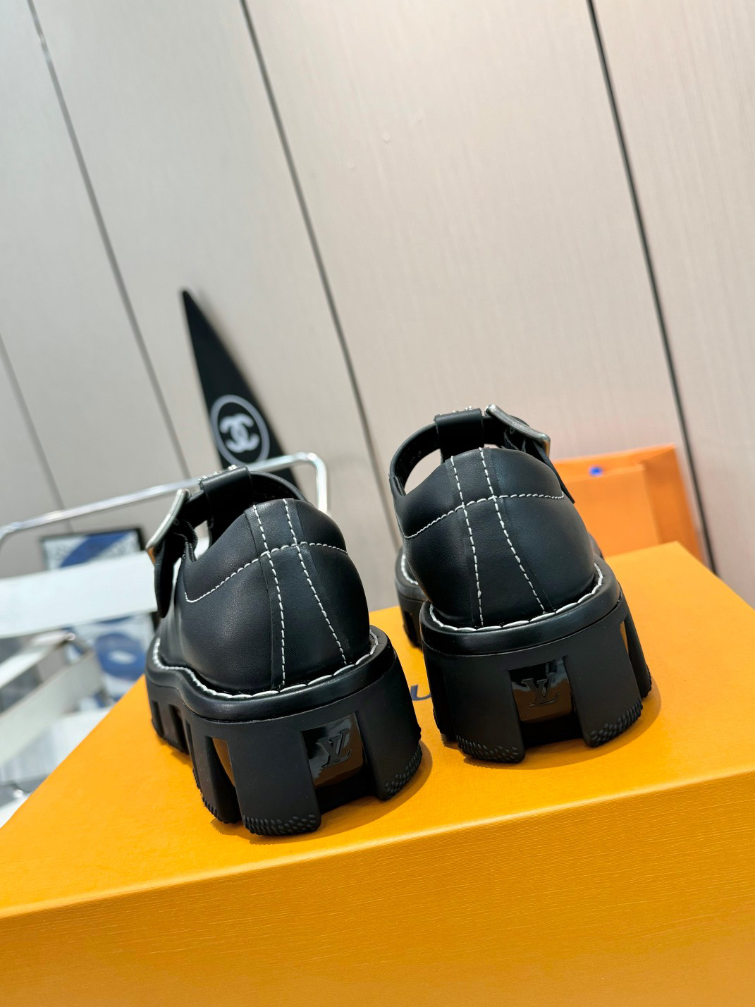 LV women's leather shoes-15