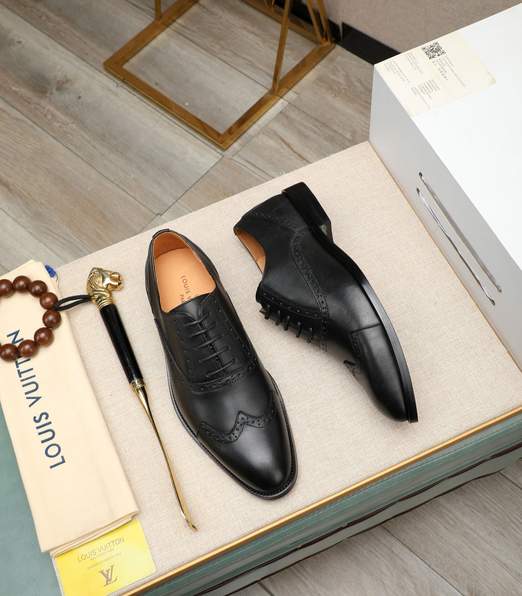 LV men's leather shoes-6