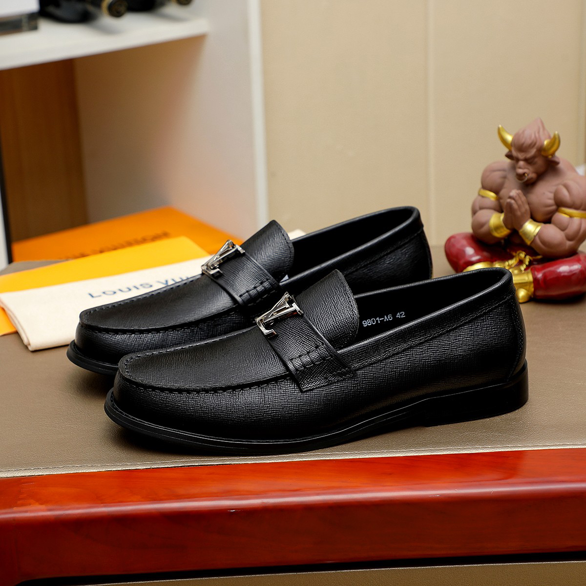 LV men's leather shoes-70