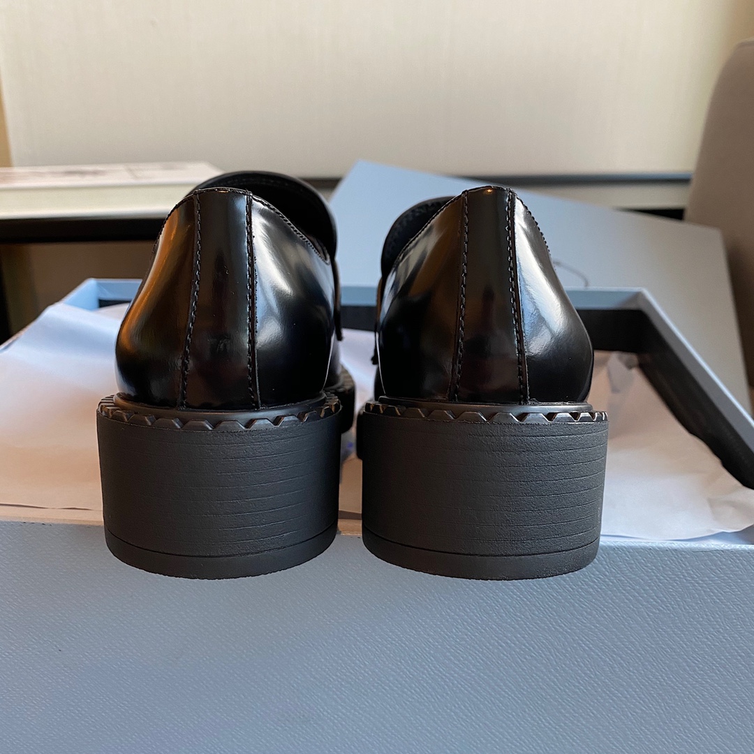 Prada women's leather shoes-17