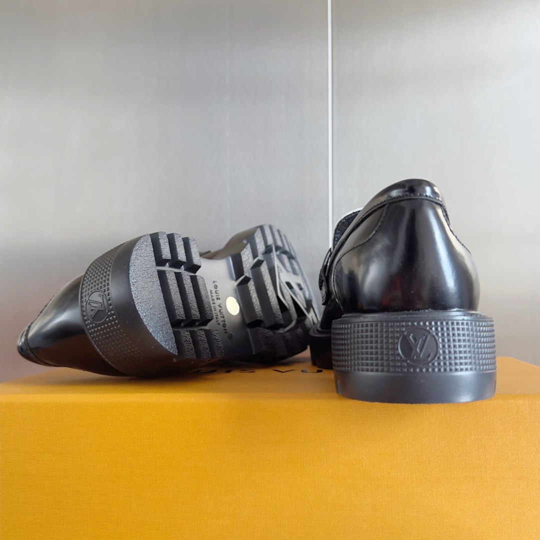 LV women's leather shoes-18