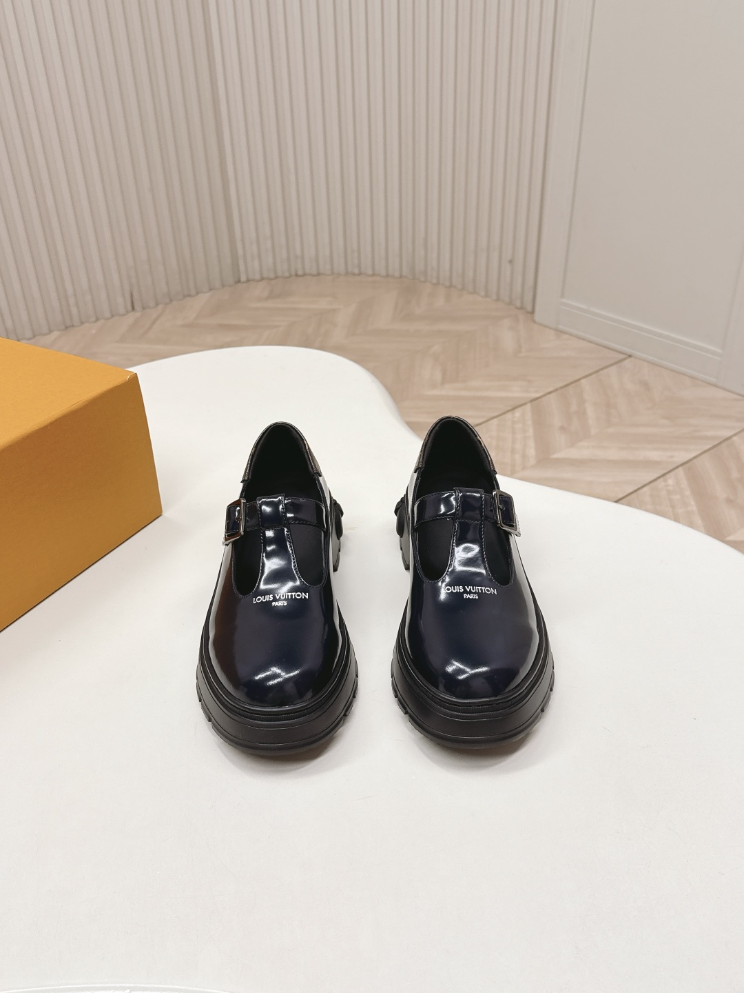 LV women's leather shoes-5