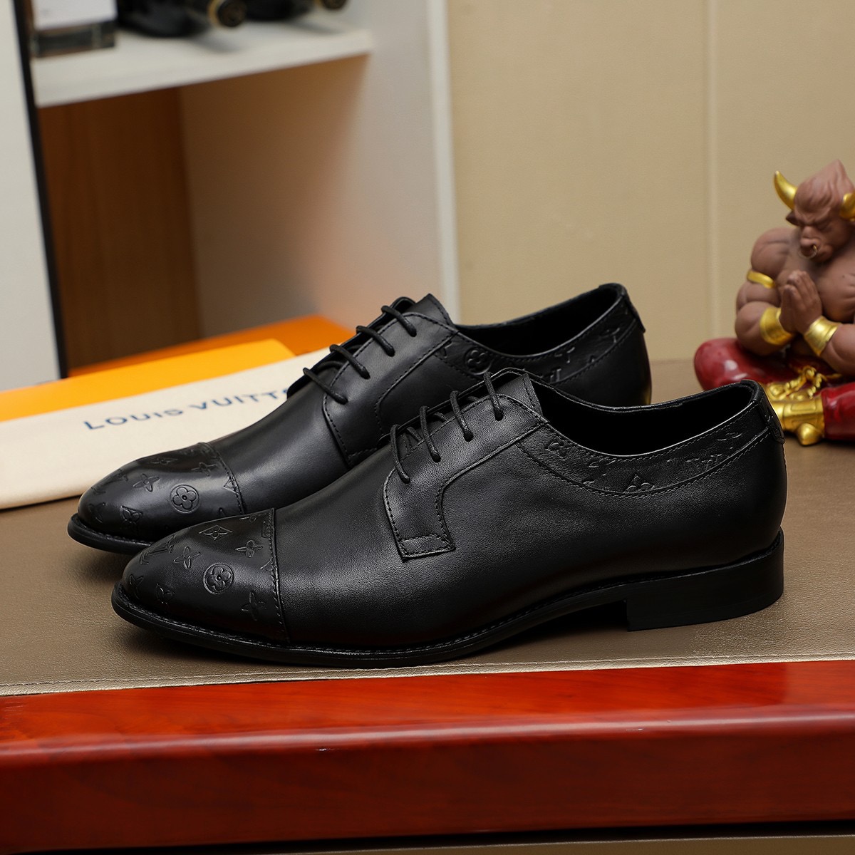 LV men's leather shoes-82