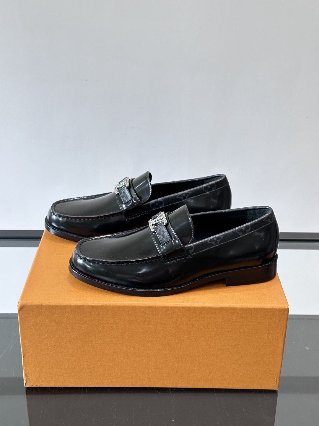 LV men's leather shoes-85