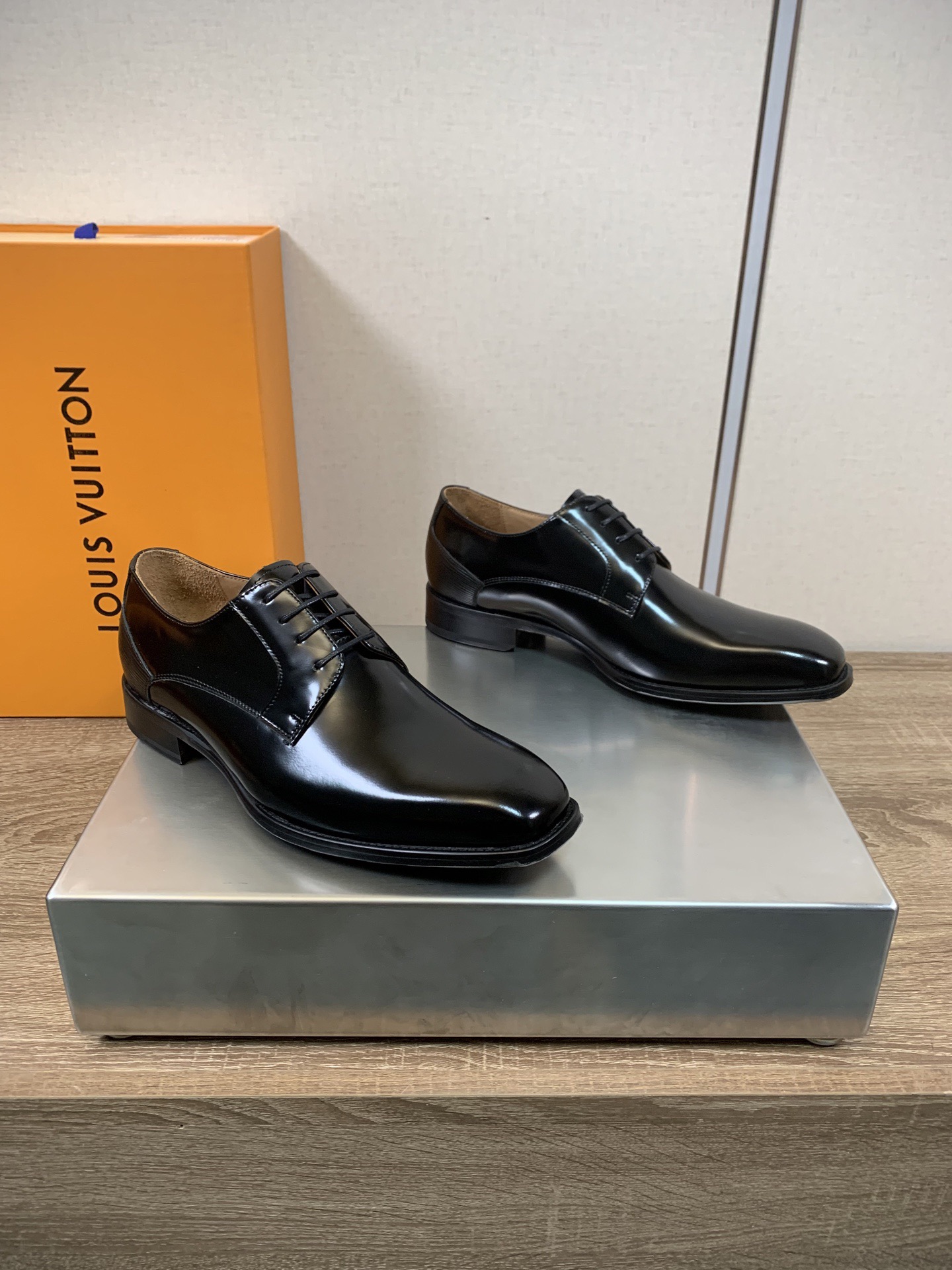 LV men's leather shoes-92