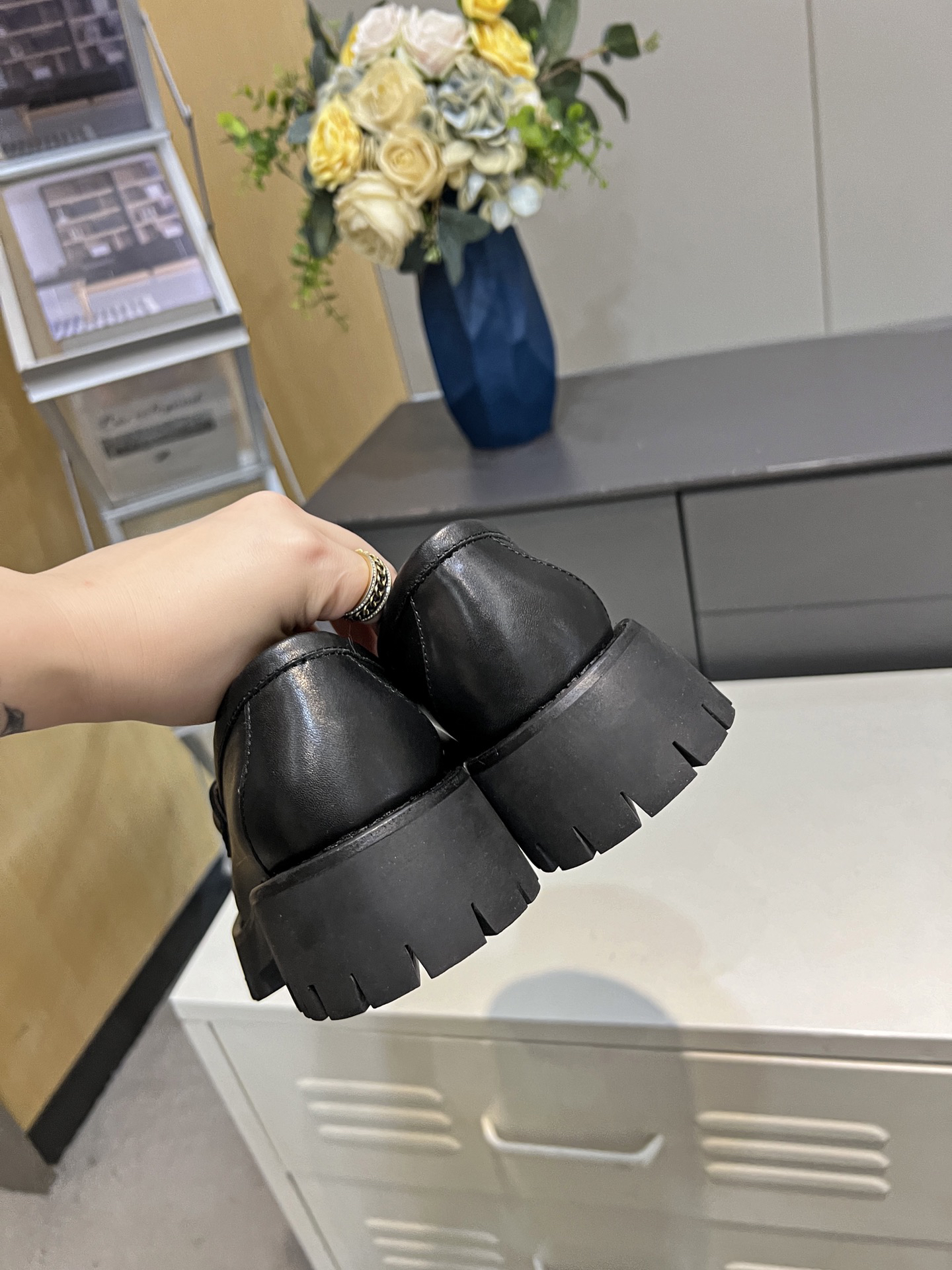 Gucci women's leather shoes-12