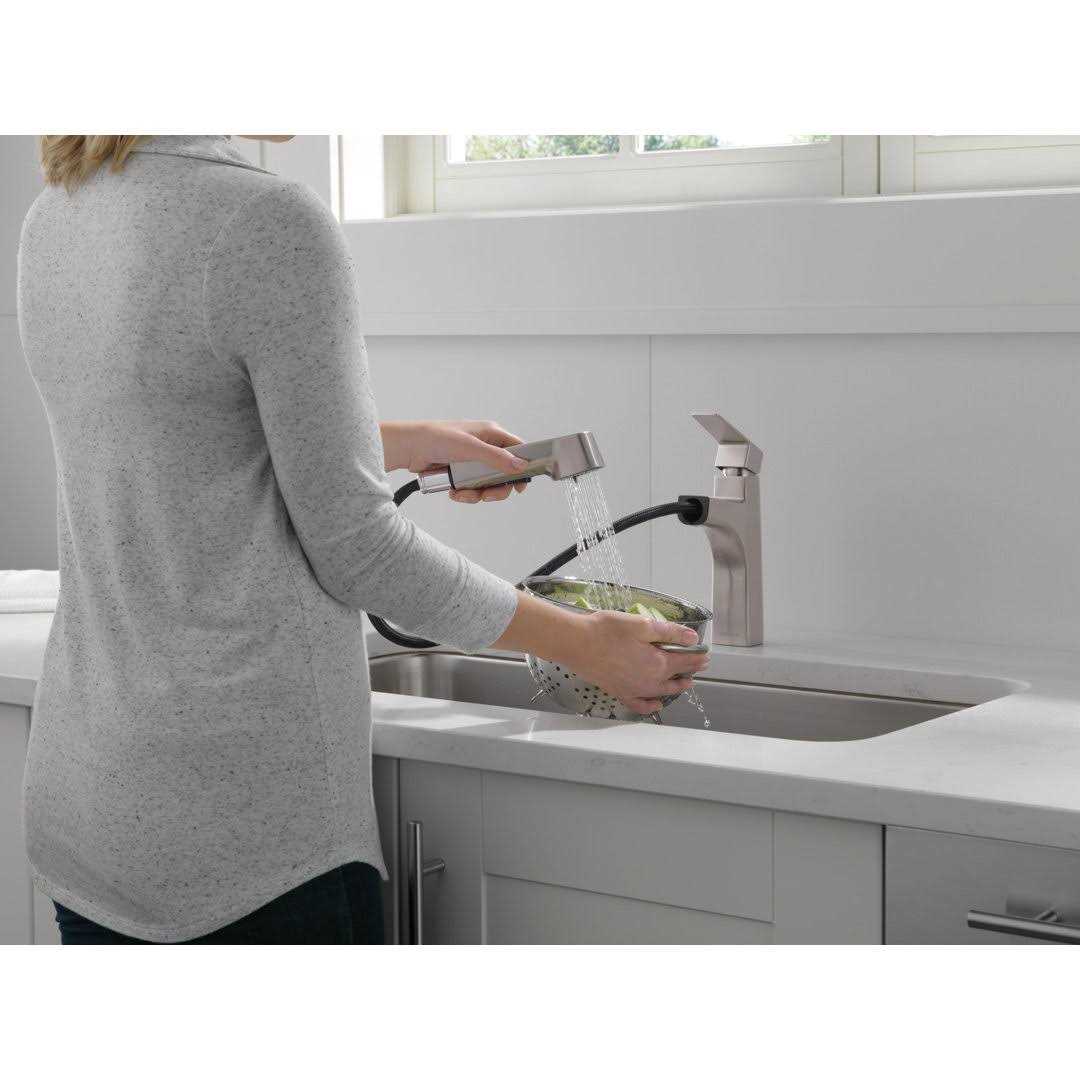 Peerless Xander Single Handle Pull-Out Kitchen Faucet