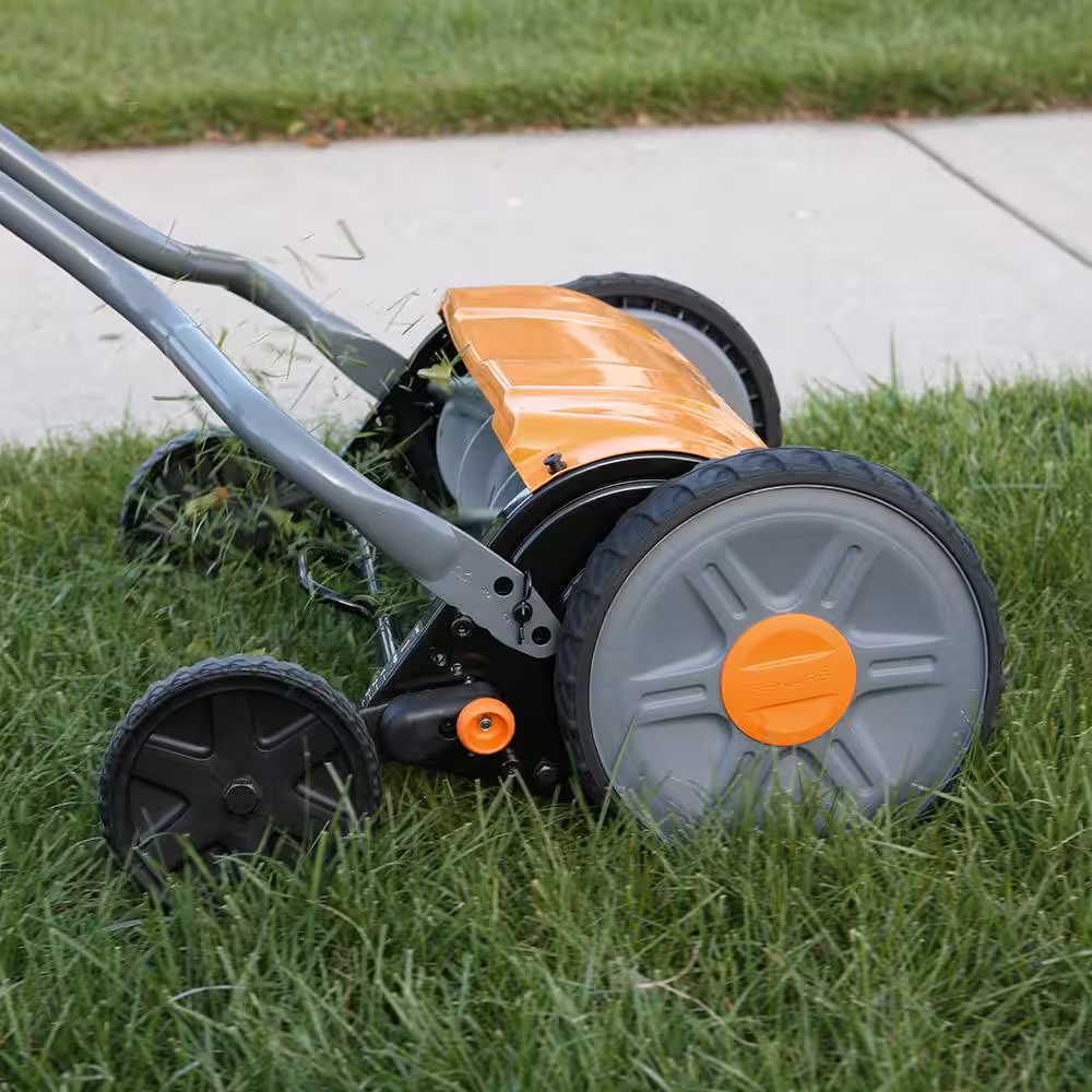 Fiskars StaySharp 17 in. Manual Push Walk Behind Non-Electric Reel Mower
