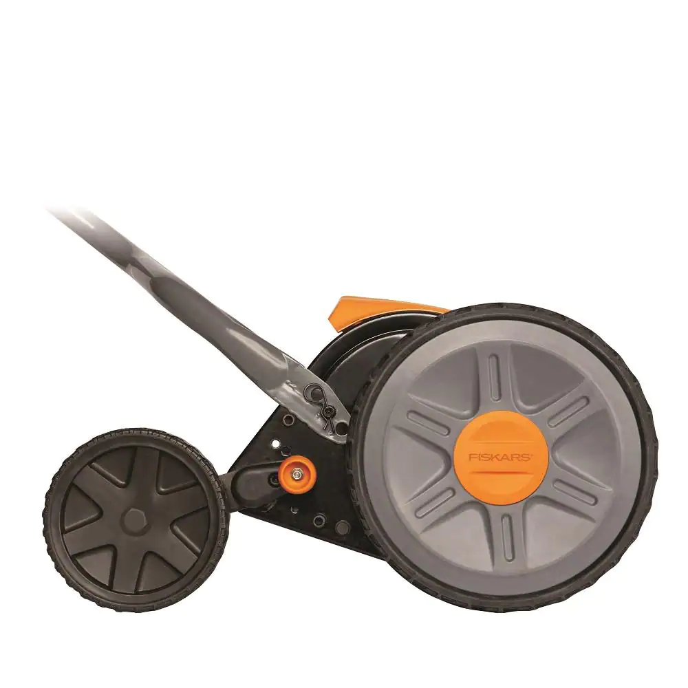 Fiskars StaySharp 17 in. Manual Push Walk Behind Non-Electric Reel Mower