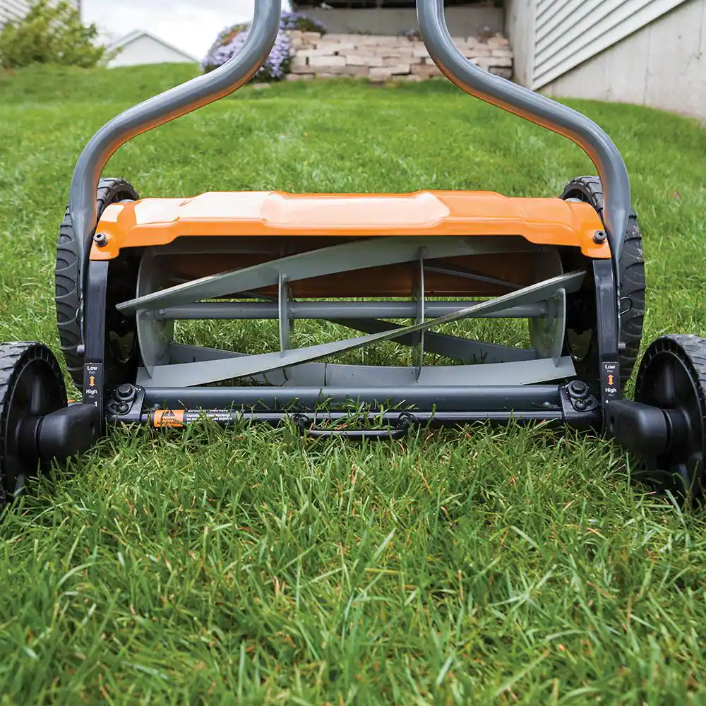 Fiskars StaySharp 17 in. Manual Push Walk Behind Non-Electric Reel Mower