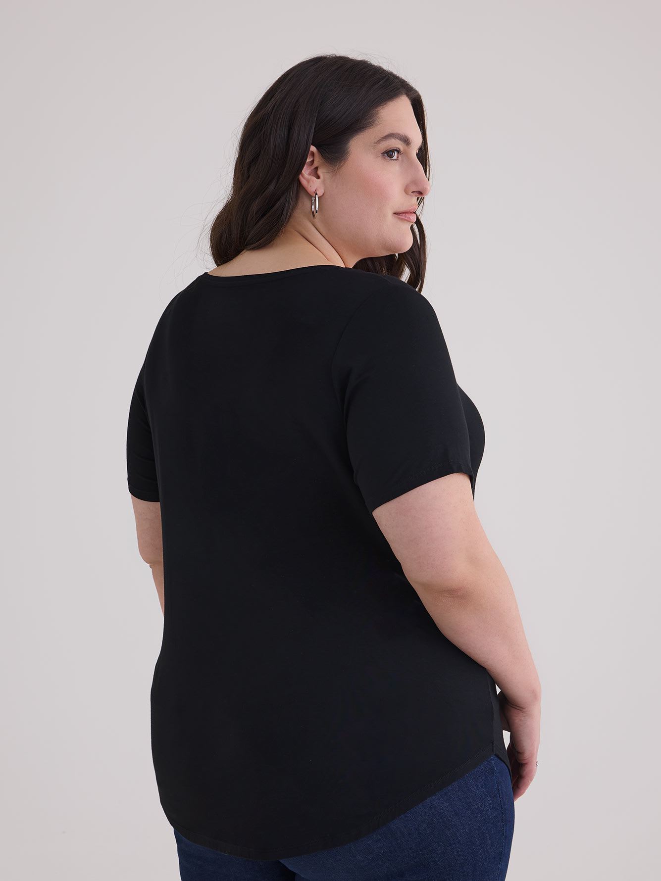 Modern Fit Scoop-Neck Tee - PENN. Essentials