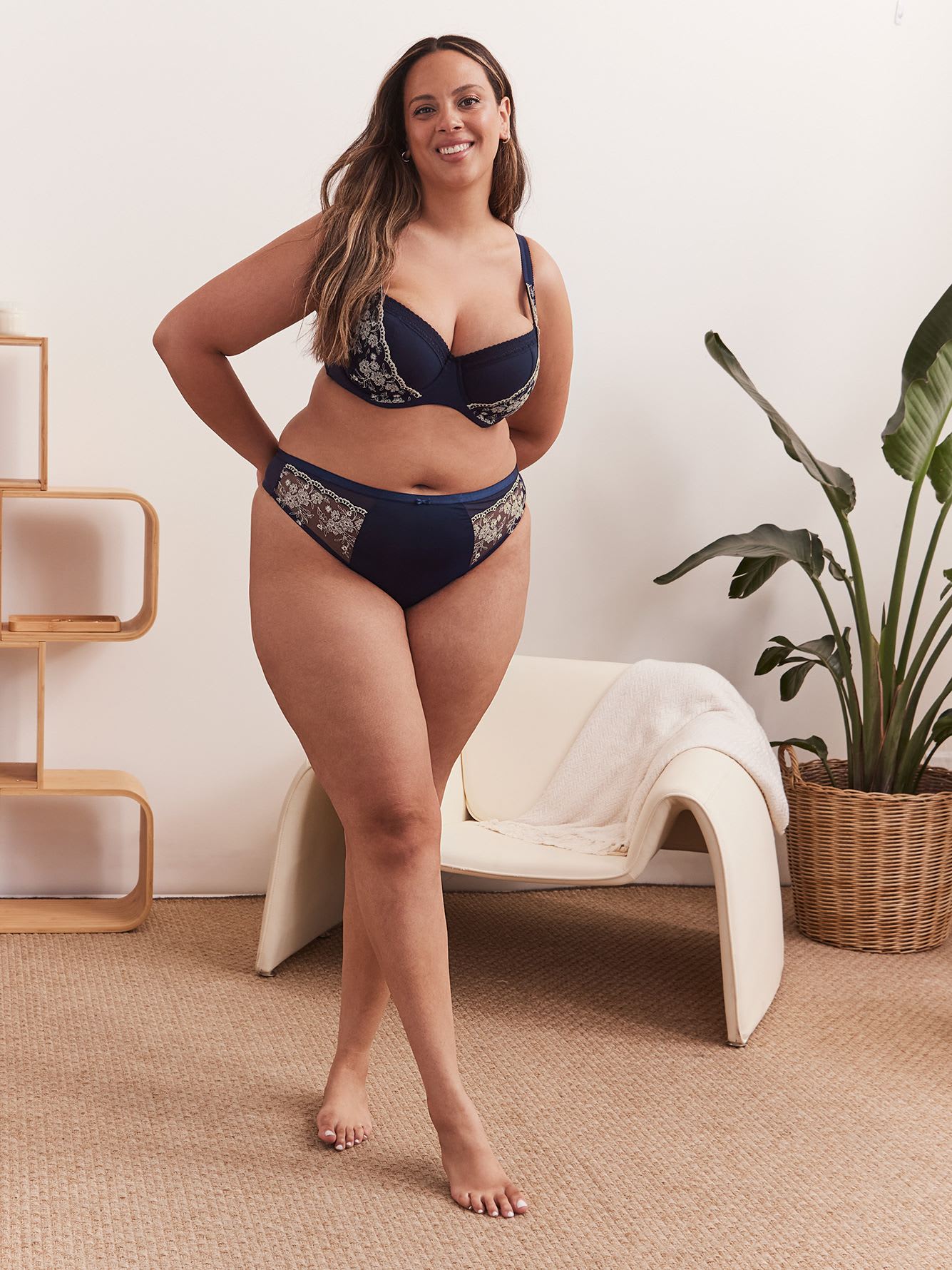 Microfibre Thong with Lace Embroidery and Mesh Back - Déesse Collection