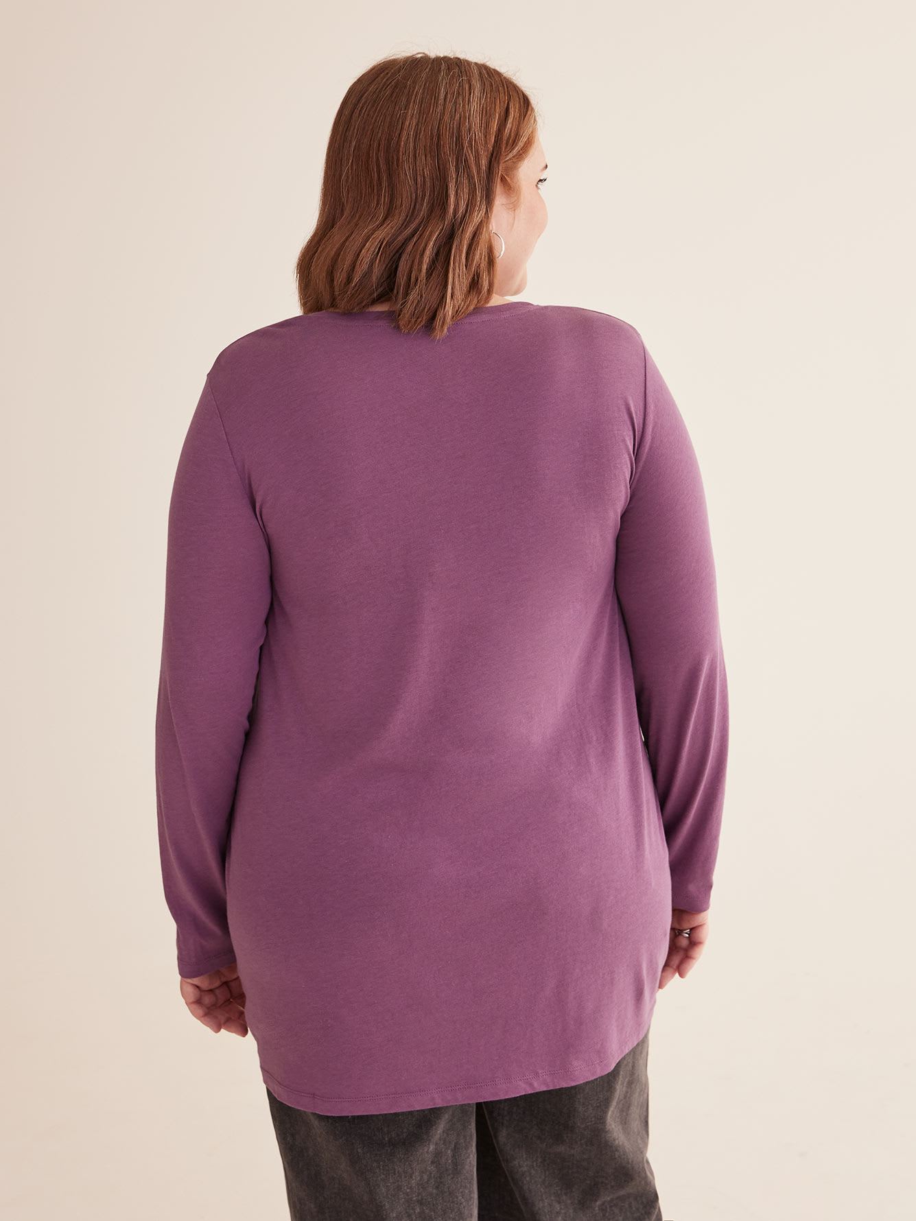 Girlfriend-Fit V-Neck Tunic T-Shirt - PENN. Essentials